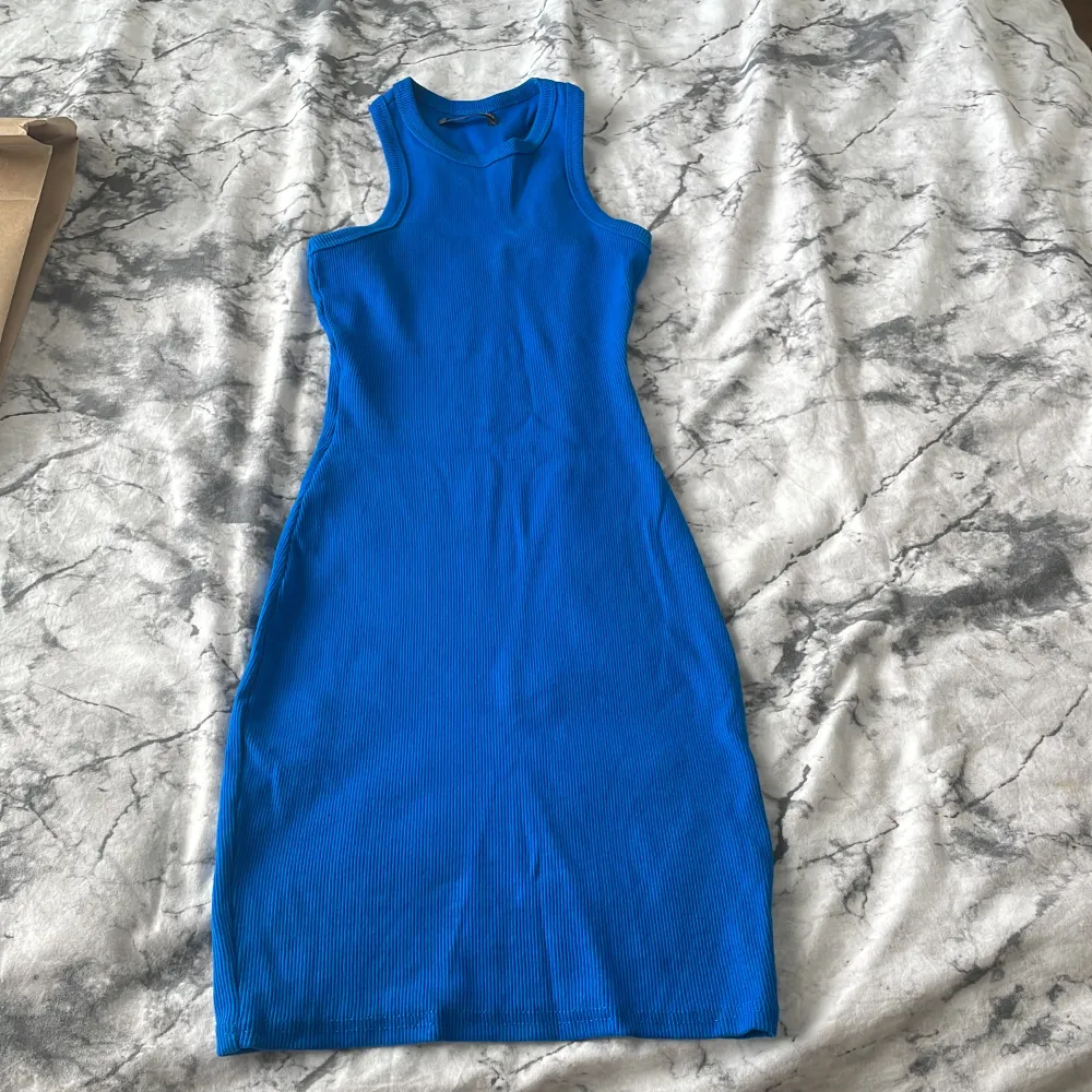 Jätte snygg blå klänning, köpte den från new yorker. Har används endast en gång. Den är hel och har inga fläckar. Den är i xxs men passar även xs. . Klänningar.