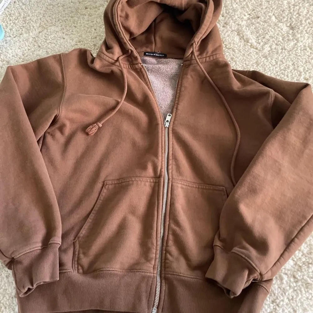 Jättefin brun, oversized zip hoodie från Brandy Melville🤎🤎. Hoodies.