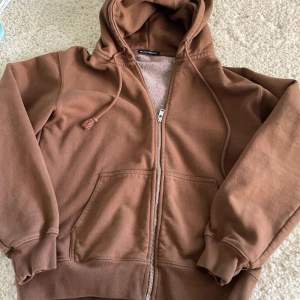 Jättefin brun, oversized zip hoodie från Brandy Melville🤎🤎