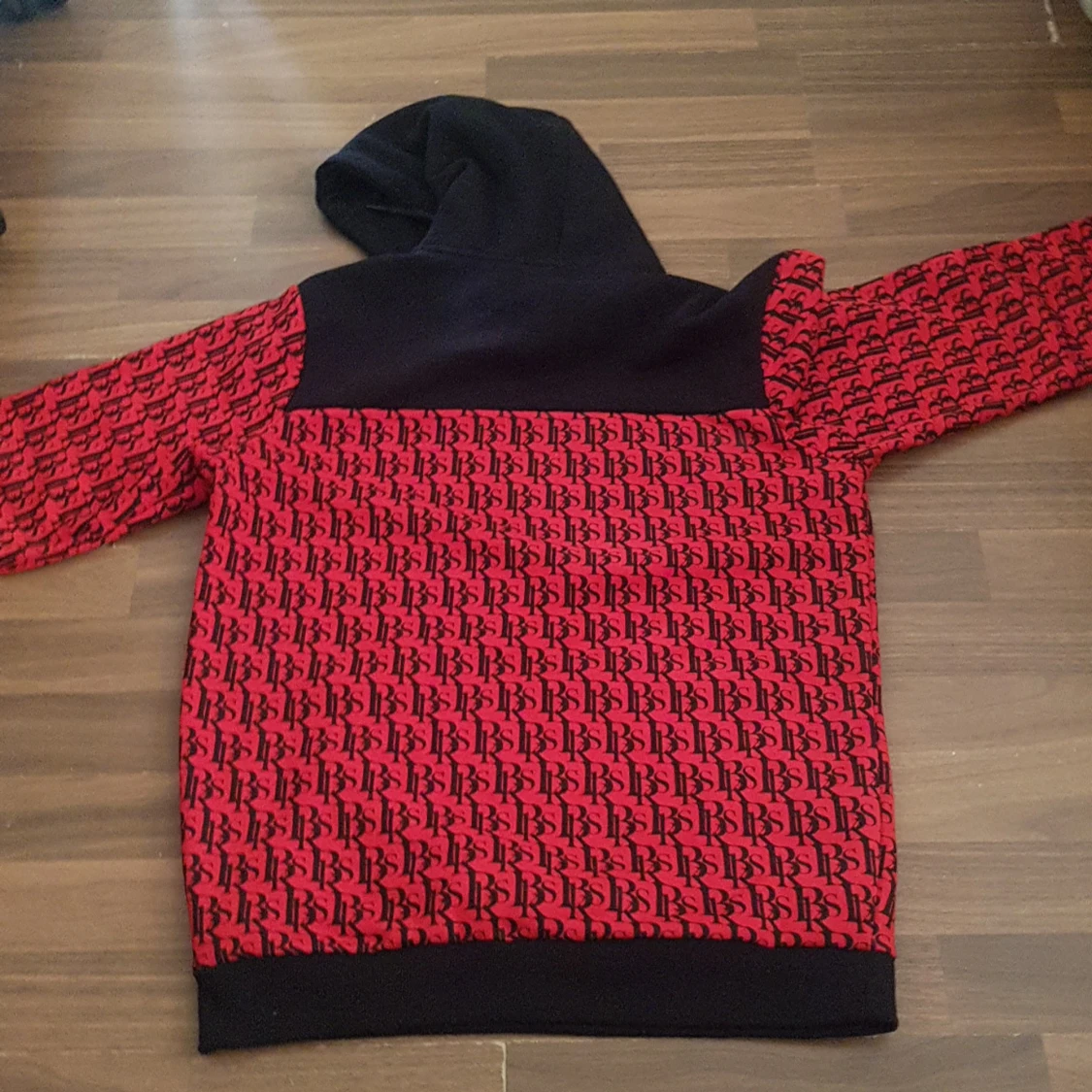 En svart/röd hoodie - 90