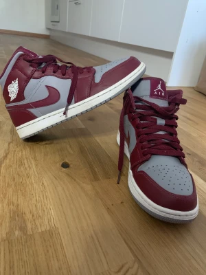 Jordan 1 high  - Sälja min Jordan 1 eftersom de har blivit liten för mig(Storlek 41)