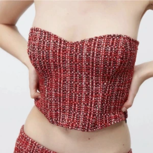 Zara set  - Säljer mitt zara set som inte längre går att köpa. Köpte det förra året men det kom aldrig till användning. Lappen finns kvar på byxorna men tvärr inte på toppen men det är aldrig använt förutom på sista bilden. Säljer båda för 400kr