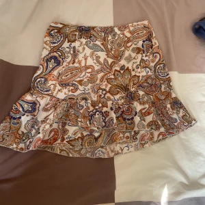 Kjol  - Luftig och söt kjol, säljer försatt den inte passar mig längre . 