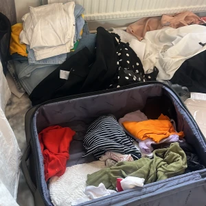 Massa kläder - Kläder i storlek S-M som aldrig kommer till användning. Inga fel på kläderna ca 20 plagg för 200kr. 8 par jeans medföljer 