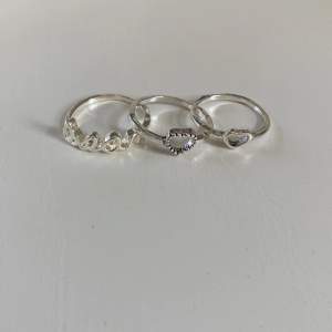 3 jätte söta silverringar med kärlekstema 💕 Två små hjärtan och en ring med ”dream” motiv🫶 Inga skador eller liknande! (3S)