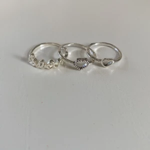 Silverringar  - 3 jätte söta silverringar med kärlekstema 💕 Två små hjärtan och en ring med ”dream” motiv🫶 Inga skador eller liknande! (3S)