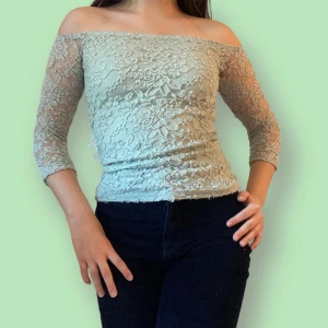 Offshoulder topp - Fin vintage mintgrön offshoulder topp från ginatricot i i fint och mjukt mönster. Finns tyvärr ett hål på högra armhålesidan av plagget och därför erbjuds lägre pris men i övrigt bra skick! (90% polyamid, 10% Elastan)