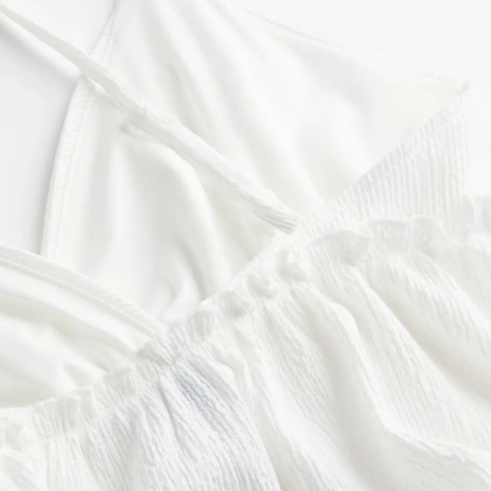 Söt vit klänning från H&M, aldrig använd så helt nytt skick. slutsåld på hemsidan. Inte genomskinlig alls.. Klänningar.