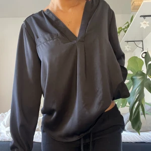 Skjorta - Jätte snygg skjorta som jag aldrig använt❤️från hm! det går bra att trycka på köp nu🌸