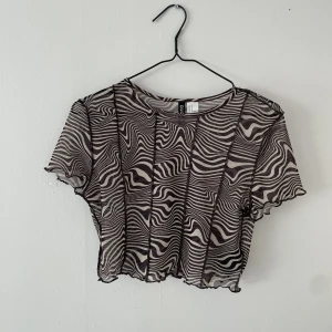 Randig genomskinlig tshirt - Croppad genomskinlig randig tshirt, bra material och perfekt för varmt väder!