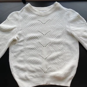 Stickad tröja - Säljer denna stickade tröjan ifrån Vila. Den är vit och mönstring, säljer då den tyvärr inte kommer tills användning 