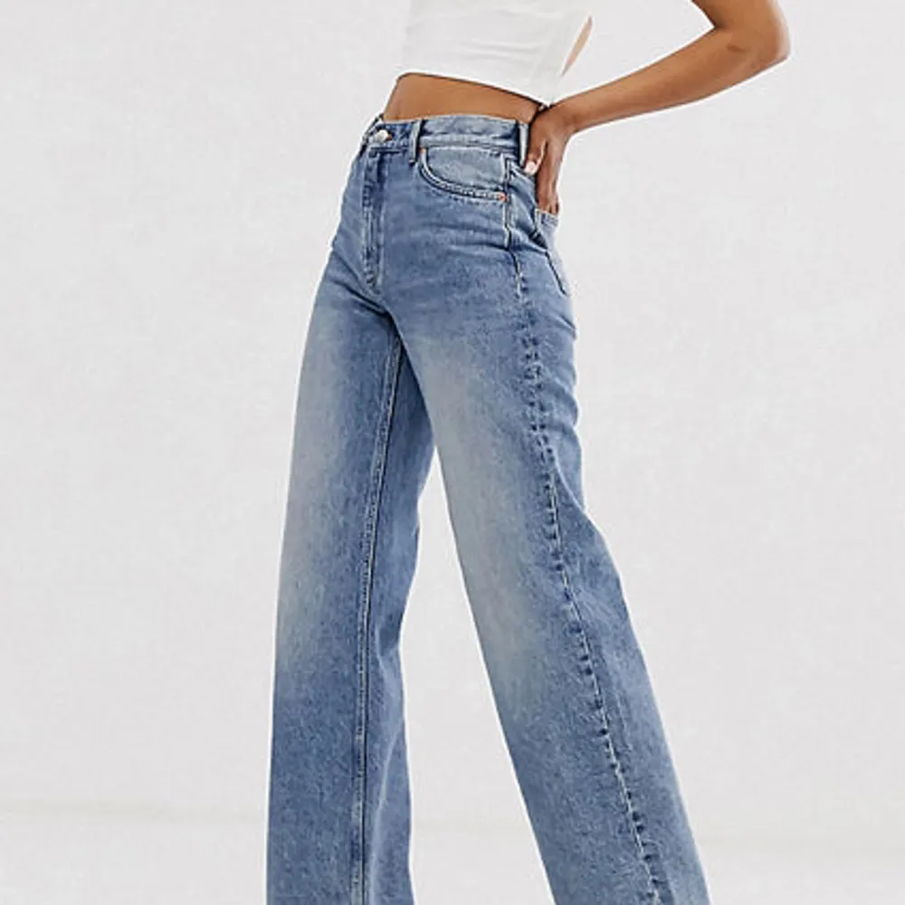 Säljer dessa snygga jeans, modell Yoko från Monki i storlek 30. De är i superbra skick och har inga defekter🩷 Hör av dig om eventuella frågor! (Köparen står för eventuell frakt). Jeans & Byxor.