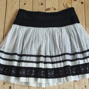 Superfin kjol Karen Miller - Jättefin kjol i svartvita lager. Stl 44 men verkar mer som 42. Från Karen Miller, England