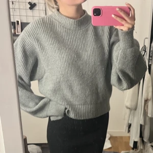 Stickad grön/grå tröja - Jätte fin stickad tröja från Gina, köparen står för frakten 🥰