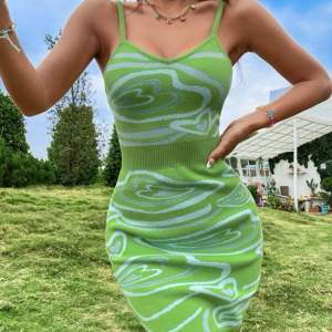 Stickat grön klänning. Materialet är så stretchig och väldigt skön. 