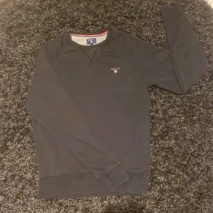 Gant tröja - Säljer en svart gant tröja. Skick 7/10. Storlek S.