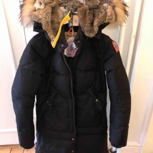Longbear Parajumper  - Storlek XS  Använd i två år i väldigt bra skick, säljer för den är liten i storlek.  Tyvärr kvittot är borttappad men QR koden som finns på jacka kan man skanna på Parajumpers hemsida för och se om den är äkta.  Nypris 10000kr  Säljer för 3500 kr