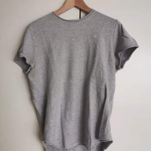 Säljer en grå hollister tröja pga flytt. Superfin i stickat material 🤗