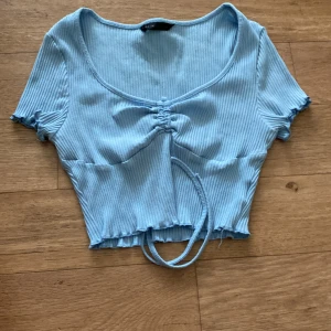 Blå topp - En fin blå topp använd ett fåtal gånger köparen står för frakten 💗