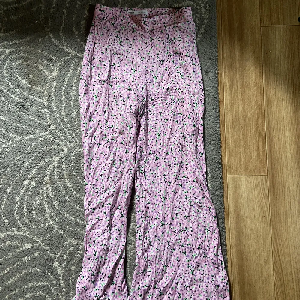 Bra skick men lite slitna längst ner vilket syns på sista bilden. Jättefina men lite stora för mig. Köpta på Zara.. Jeans & Byxor.