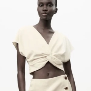 Knyt topp från Zara - Använt två gånger under förra sommaren. Från zara. Köpt för 299 men säljer för 170 och pris kan diskuteras 💕