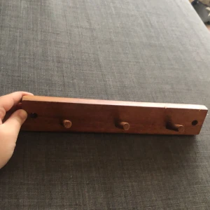 Brun Klädhängare/krokar från H&M - Bruna krokar från H&M som går att sätta upp på väggen  Helt oanvänd  225kr eller eget prisförslag!