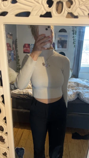 Polotröja - Säljer en polotröja med ribbat material, superskön tröja med ett fint litet tryck på🤍🩵💜 Storlek S