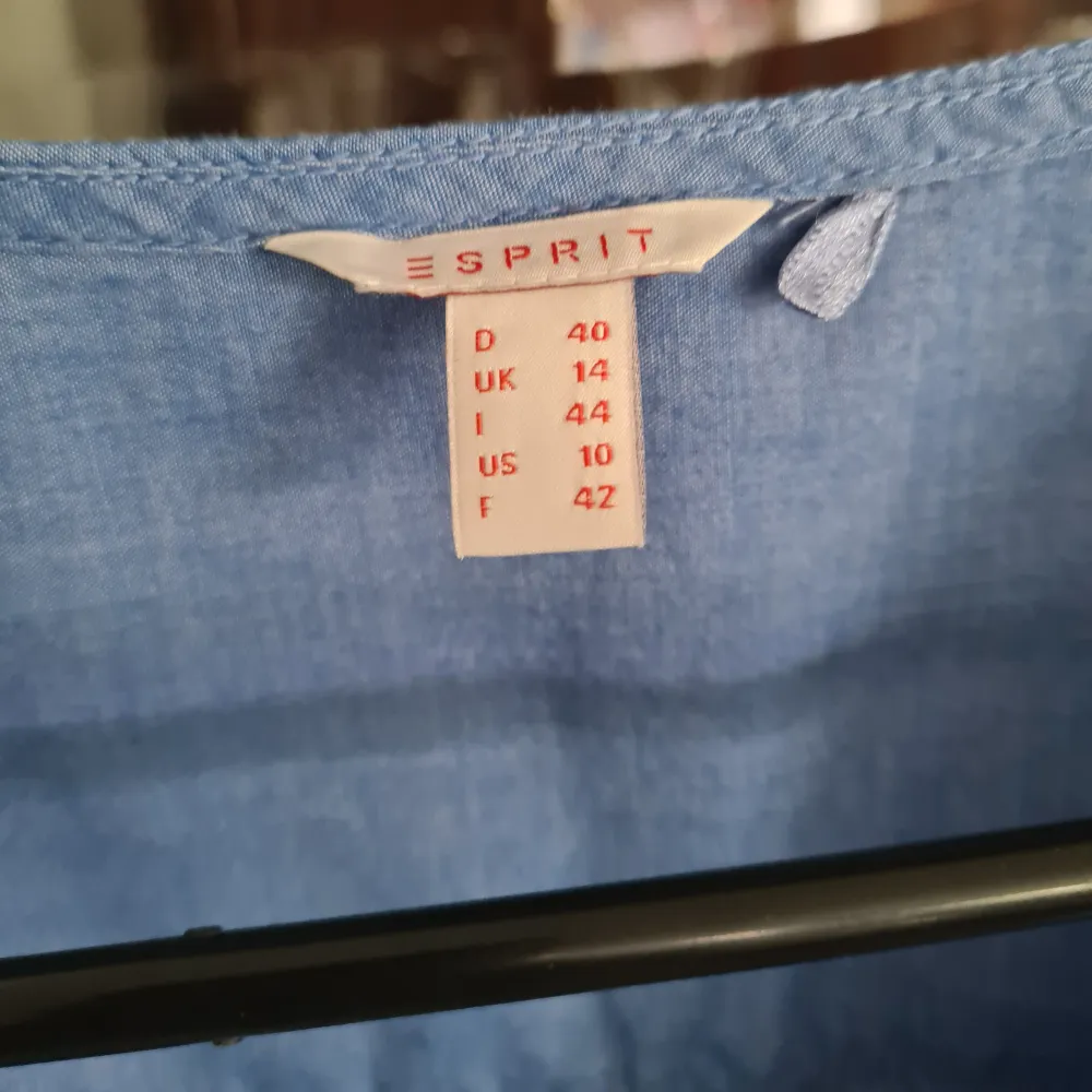 Jättefin skick blus från Esprit strl 40 tun och skönt. Jeans färg. . Blusar.