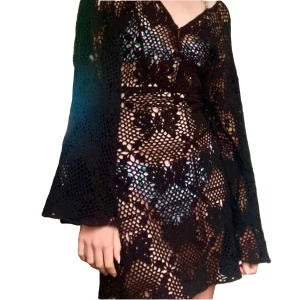 Bikini coverup  - Svart klänning/bikini coverup, virkad med fjärilsmönster. Märket är Plain Vanilla.