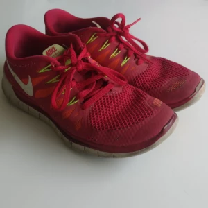 Sneakers  - Nike sneakers, välanvända men hela. Storlek 38.
