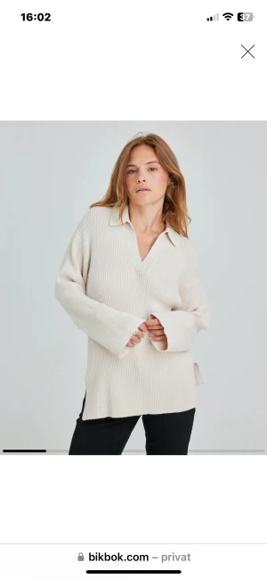 Ribbstickad tröja - Säljer min otroligt fina tröja från BikBok då den inte kommer till användning. Använt 1-2 gånger så skicket är som nytt, nypris 599kr.