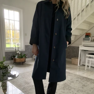 Kappa  - Helt oanvänd kappa från domstolsarbetet köpt för 1700 men säljer för 900, priset går att diskuteras 🌸
