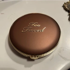 Too faced  - Bronzer från Too faced som är köpt för 519 kr men säljer för 250❤️ nästan inte använt då jag använder en annan!