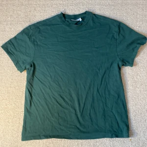 Weekday tshirt - Weekday T-shirt. Sitter. Väldigt bra. Storlek M