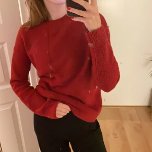 &OtherStories  - Mjuk och skön tröja från &otherstories. Fin röd nu till höst och jul!
