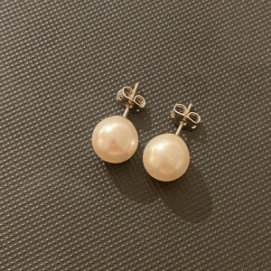 Pärl örhängen - Tvättas självklart noga innan dom postas! Använda några gånger. Fina!