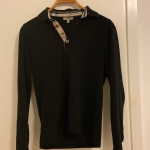 Burberry långärmad pike - Säljer nu min långärmade burberry pike då jag inte använder den längre. Den är självklart äkta. Tröjan är köpt här på plick för 1000kr och jag fick ett digitalt kvitto när jag köpte den. Kvittot har jag inte kvar och därav priset.