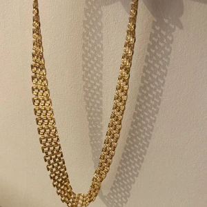 Guld halsband - Halsband som aldrig använts. Ser mer guldigt ut i kameran än i verkligheten. Jätte fint och ser lite ”kedjigt” ut. 