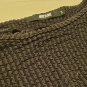 Kort oversized topp - Kort oversized topp från Bikbok, lite speciell men snygg.