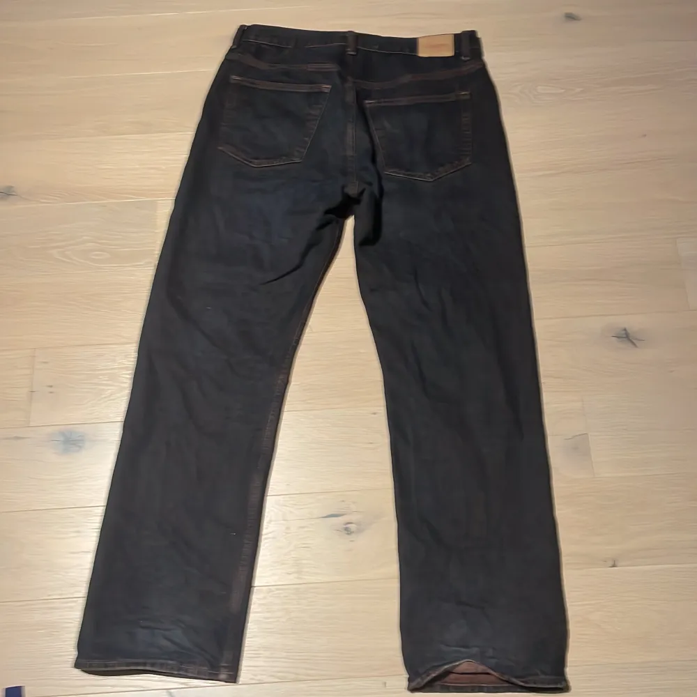 Ett par weekday space jeans i nästan svart brun förg. Säljer pga att de inte använda.. Jeans & Byxor.