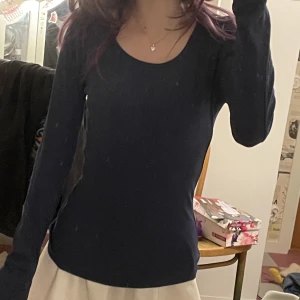 långärmad topp - en super söt marinblå långärmad topp! inga defekter vad jag kan hitta 