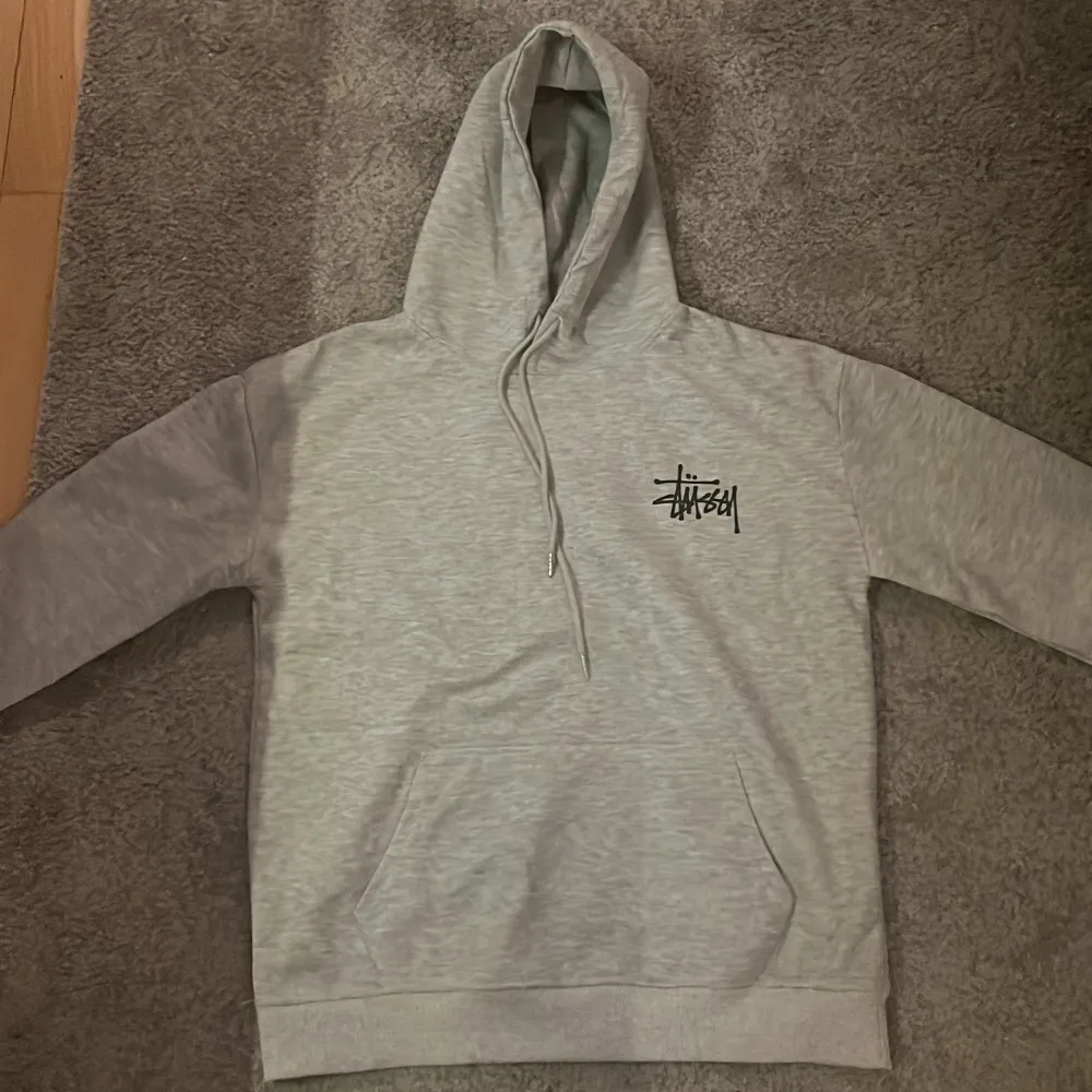 Säljer min rep stussy då den inte använts. Det är helt oanvänd och hyfsat lik en riktig. Storleken är M men skulle säga att den känns lite mer som en S. Hoodies.