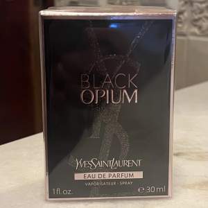 Helt ny black opium parfym (30ml) i obruten förpackning säljes då jag bytt favoritdoft. ❤️ 400kr+frakt. JULKLAPPSTIPS!