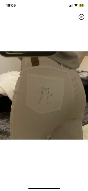 Snygga vita jeans - säljer nu mina absoluta favvo jeans, som är i ett superskönt stretchigt material, de är midrise med en snygg detalj på bakfickan! 💖 Strl 28, passar mig som oftast bär 34/36 i jeans och är 161cm lång, 150kr+frakt! Kom privat för mer info, bilder!!