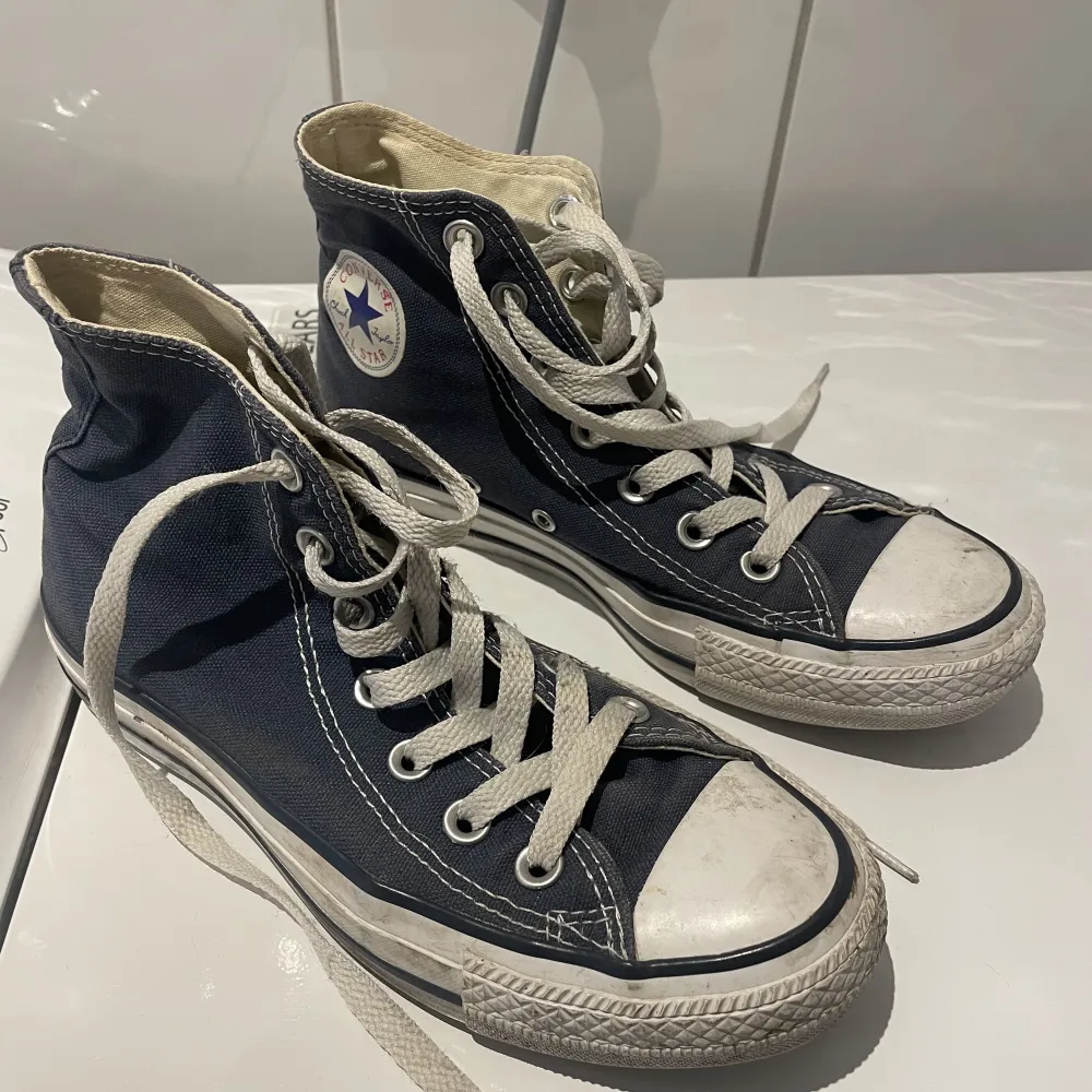 Ett par höga mörkblåa Converse (äkta) 💙. Skor.