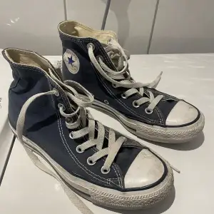 Ett par höga mörkblåa Converse (äkta) 💙