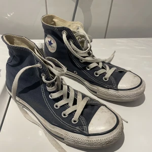 Mörkblåa Converse  - Ett par höga mörkblåa Converse (äkta) 💙