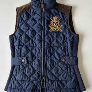 Ralph lauren väst - Väldigt bra skick, använd ett par gånger. Köpt den i USA, inne i Ralph luren butik 