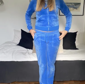 Juicyset i väldigt bra skick - Säljer mitt juicysett då det tyvärr inte längre kommer till användning💗 det går bra att köpa endast byxorna eller endast koftan. Det priset som står är för hela setet💗💗skicka provat för frågor💗