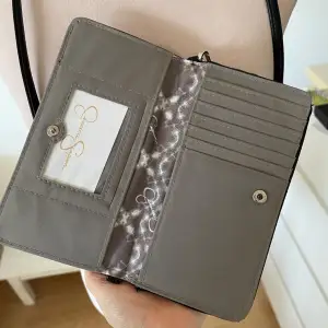 En helt ny plånboksväska med vanliga fickor också. För bara 95kr. 🫐
